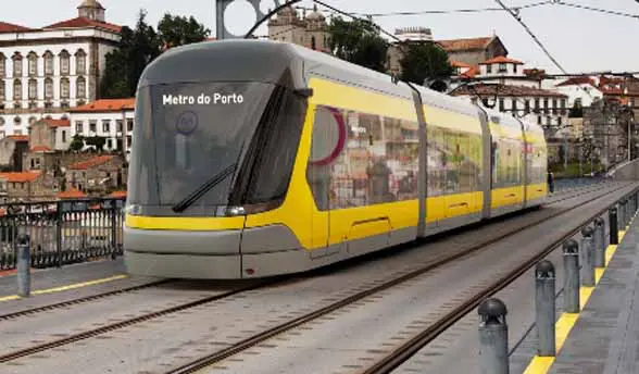 Metro do Porto tram accepts contactless card payment