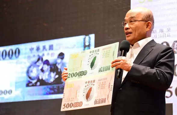  Taiwan Premier Su Tseng-chang holding up bank note
