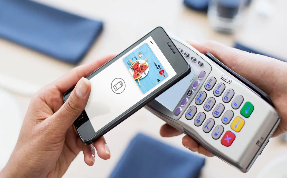 Edenred prepaid restaurant card with Apple Pay on smartphone and payment terminal