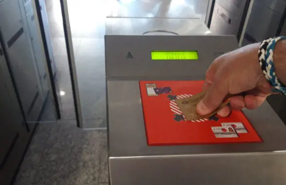 Contactless card being used on Renfe travel network