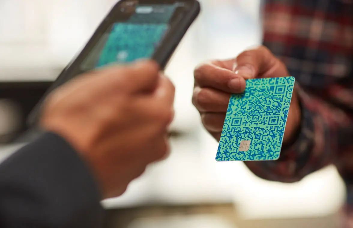 Cartão de crédito Venmo com o código QR sendo tocado no terminal de pagamento