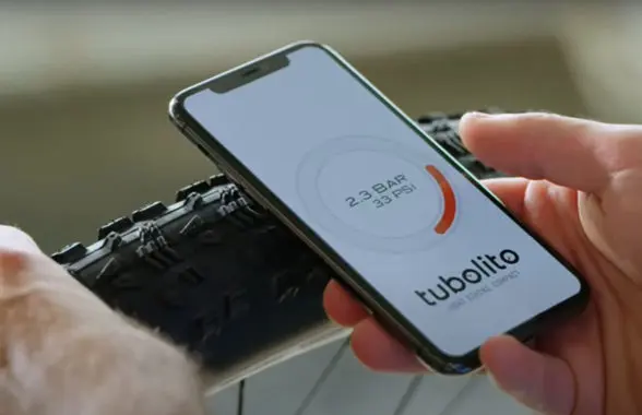Tubolito app on smartphone scanning NFC inner tube