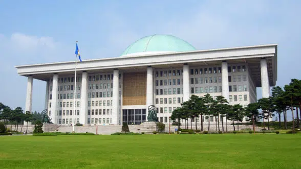 National Assembly Building of the Republic of Korea - image by clumsyforeigner, CC BY-SA 4.0, via Wikimedia Commons