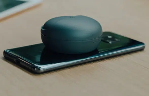 NFC phone wirelessly charging headphones