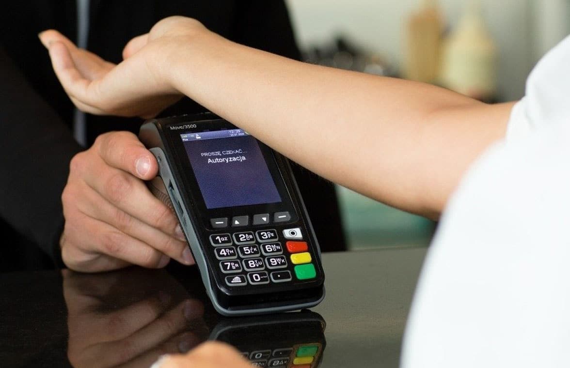11 Best Card Machines For UK Small Business From £19 (2024)