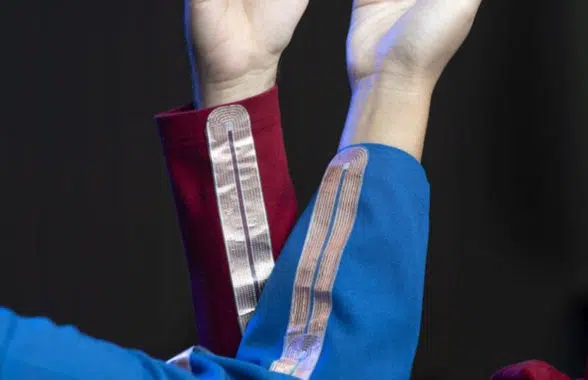 Smart fabric with extended-range NFC 