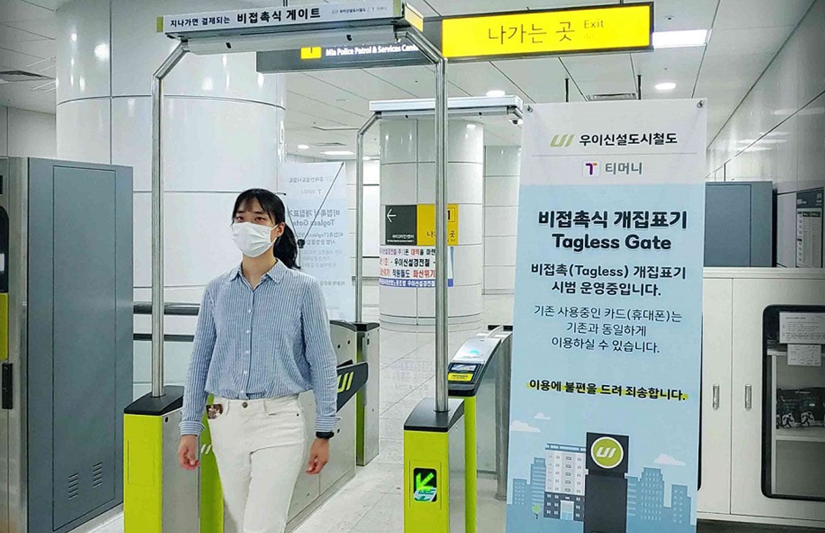 Woman passing through tagless bluetooth gate on Korean subway 
