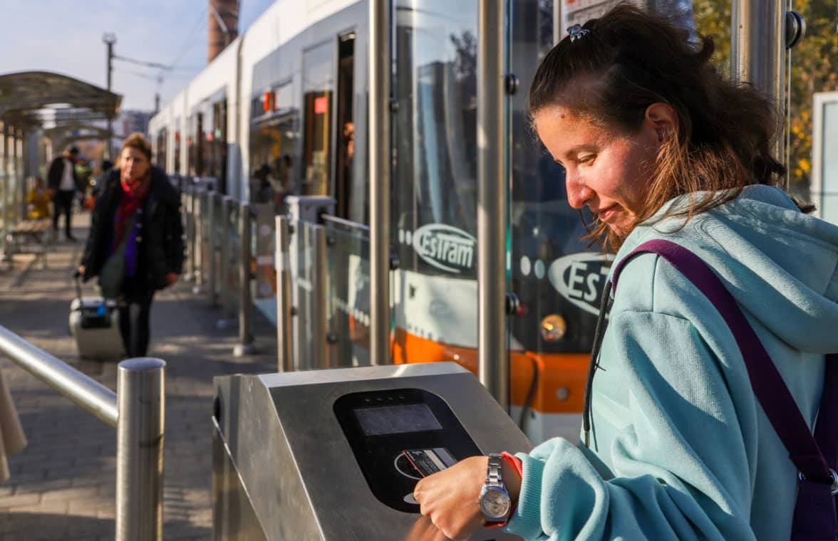 Person making a contactless fare payment for public transport in Türkiye 
