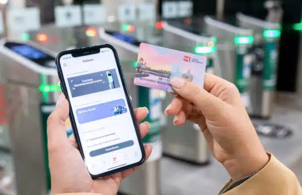 Muscovite card and smartphone being used on Moscow Metro to get discounted tickets