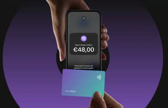 Person using their contactless card to pay on an iPhone equipped with Apple Tap to Pay sPOS in France